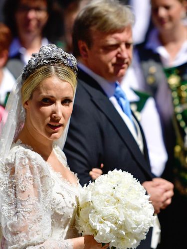 Dinikahi Pangeran, Wanita Cantik Rusia Ini Menawan Bak Cinderella