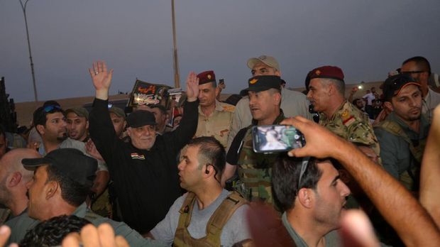 PM Irak Haider al-Abadi (baju hitam) saat mengunjungi langsung Mosul