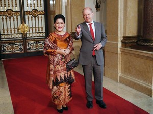Iriana Jokowi Mencuri Atensi Saat Foto Bareng Ibu Negara KTT G20