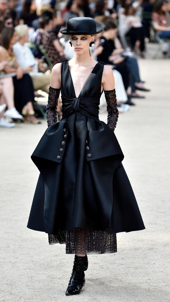 A model walks the runway during the Chanel Haute Couture Fall/Winter 2017-2018 show as part of Haute Couture Paris Fashion Week on July 4, 2017 in Paris, France.  (Photo by Pascal Le Segretain/Getty Images)