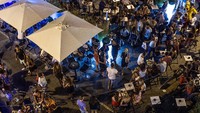 Selain itu, Ibiza juga dikenal akan kehidupan malamnya. Dunia gemerlap malam nan glamor menjadikan Ibiza sebagai tempat liburan favoritnya selebriti dunia. Sebut saja Kim Kardashian hingga Paris Hilton dan lainnya, semua gemar berpesta di Ibiza (David Ramos/Getty Images)
