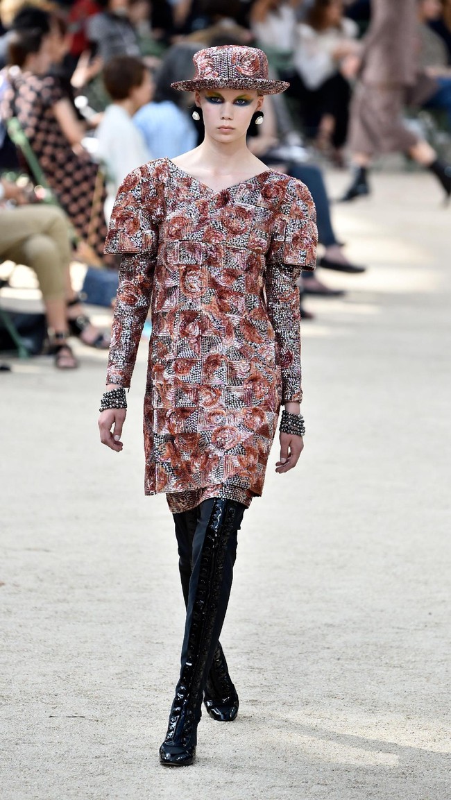 A model walks the runway during the Chanel Haute Couture Fall/Winter 2017-2018 show as part of Haute Couture Paris Fashion Week on July 4, 2017 in Paris, France.  (Photo by Pascal Le Segretain/Getty Images)