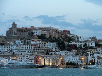 Nongkrong di Ibiza, Turis Kaget Biayanya Lebih Mahal dari Tiket Pesawat