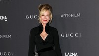 Melanie Griffith yang pernah membintangi Working Girl telah berjuang dengan efek dari nyeri leher. Masalah ini ia dapat setelah pernah tertabrak mobil pada tahun 1980. Hal ini akhirnya membuatnya menjadi kecanduan obat penghilang rasa sakit, dikombinasikan dengan canduan alkohol. Melanie lagi-lagi mengalami kecelakaan ski pada tahun 2009, yang menyebabkan nyeri lehernya kambuh. Foto: Getty Images