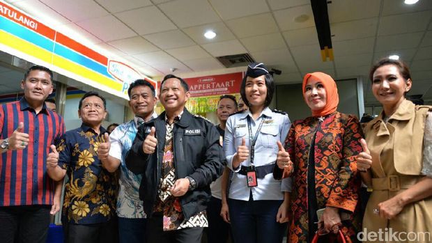 Elisabeth Wehantouw bersama Kapolri Jenderal Tito Karnavian.