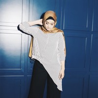 Striped blouse dipilih Ayudia Bing Slamet untuk tampil modis dengan perpaduan celana palazzo hitam. Sementara kerudung warna emas memberikan kesan elegan. Foto: Dok. Instagram @ayudiac