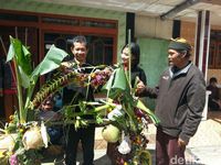 Mempersiapkan Ritual Yadnya Kasada di Bromo