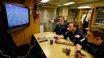 Video game jadi hiburan para kru. Foto: Getty Images