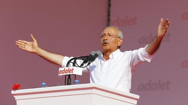 Kemal Kilicdaroglu saat berbicara di hadapan para demonstran