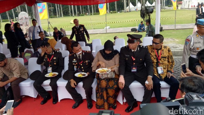 Kapolri Berikan Tumpeng ke Polisi Korban Teror