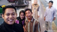 Kemesraan juga mereka tunjukkan saat jalan-jalan ke Sudirman Walk Palembang.