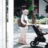 Ayudia Bing Slamet tampil feminin dalam balutan busana pastel dengan tambahan corak yang manis ketika jalan-jalan bersama anak. Foto: Dok. Instagram @ayudiac