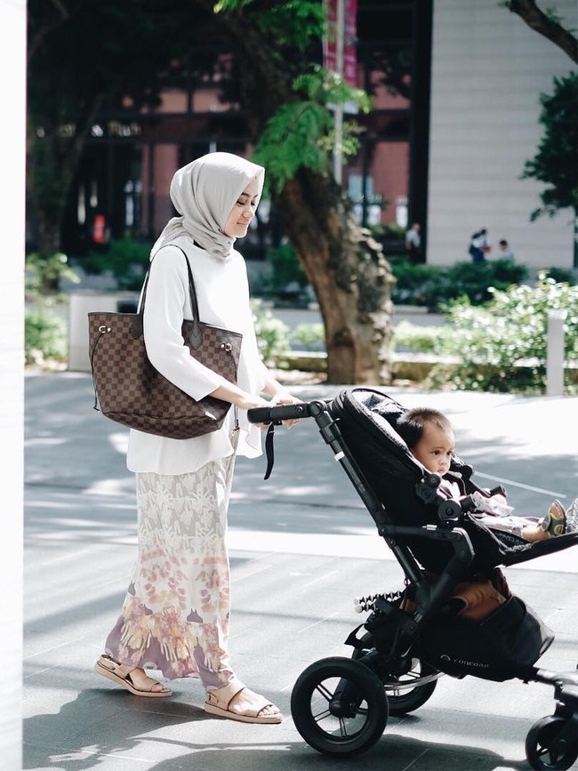 Ayudia Bing Slamet tampil feminin dalam balutan busana pastel dengan tambahan corak yang manis ketika jalan-jalan bersama anak. Foto: Dok. Instagram @ayudiac