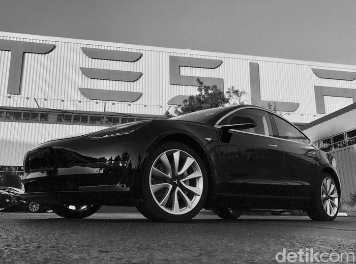 Tesla Model 3 mulai diproduksi di pabrik Tesla