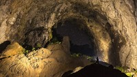 Pemandangan yang menakjubkan ini bisa kita lihat dari dalam gua. Lubang erosi ini dikenal sebagai dolines. Indah bukan?(Alesha Bradford/CNN Travel)l
