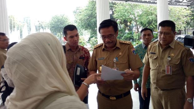 Minta Dibantu BPJS, Ibu Ber-KTP Bogor Ini Menangis ke Djarot