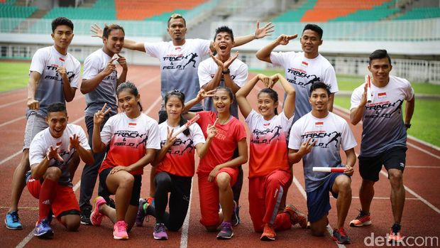 Fadlin (paling kanan) bersama atlet pelatnas atletik