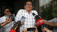 Agun Gunandjar juga sempat dimintai konfirmasi mengenai surat terkait dengan anggaran e-KTP.