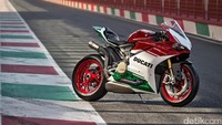Pengaturan sasis motor ini sama dengan Panigale R. Motor ini memiliki suspensi Ohlinse dan rake 24°. Foto: Ducati