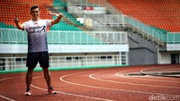 Yaspi Boby pose sambil mengacungkan jari telunjuknya. 