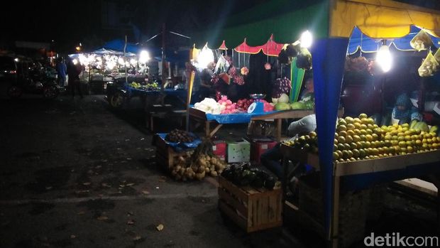 Pedagang buang segar juga ada (Bonauli/detikTravel)