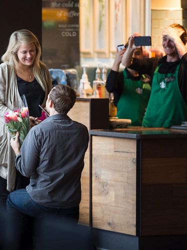 Austin yang melamar Esther di Starbucks. 