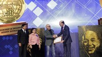 Penghargaan dalam bentuk Citi Distinguished Alumni Award diberikan kepada (alm.) Bpk. Robby Djohan dalam kategori Leadership and Ingenuity serta kepada Bpk. Peter F. Gontha dalam kategori Community Involvement. Foto: dok. Citi Indonesia