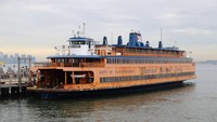 The Staten Island Ferry merupakan moda transportasi oleh New York City Department of Transportation. Sudah ada sejak tahun 1817 (The Staten Island Ferry)