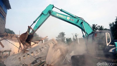 Ratusan Rumah di Bukit Duri Dihancurkan