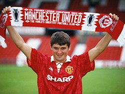 MU membajak Roy Keane dari Blackburn Rovers. The Red Devils datang di saat Keane sepakat meninggalkan Nottingham Forest dan gabung Blackburn. Tapi, Alex Ferguson menelepon si pemain dan mengajak Keane untuk gabung MU. (Foto: Mike Hewitt/Allsport/Getty Images)