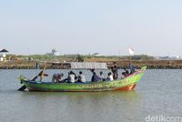 Bukan Manado Atau Maluku Ini Pantai Di Cirebon