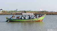 Banyak nelayan yang menawarkan jasa menyewa perahu Rp 10.000 per orang. 1 Perahu bisa membawa 10 orang. Kita akan diajak berkeliling laut di sekitar Cirebon selama 30 menit (Fitraya/detikTravel)