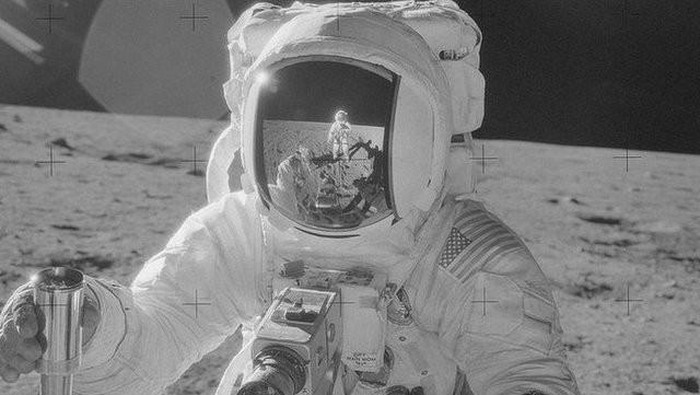 Astronaut ke bulan NASA Pamer Foto Penjelajahan Astronaut ke Bulan