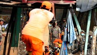 Para petugas ini ikut membantu proses penggusuran rumah.
