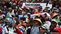 Massa yang tergabung dalam Aliansi Nelayan Indonesia itu menuntut pemerintah melegalkan alat tangkap ikan cantrang dan payang di tingkat nasional dengan tidak membatasi ukuran gross ton kapal.