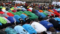 Massa melakukan salat dzuhur berjamaah.