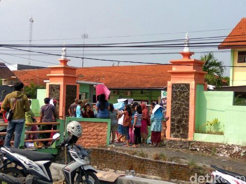 Warga Sidokepung demo SMPN 2 Buduran