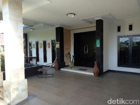Bagian teras rumah ketua arisan dan investasi bodong/