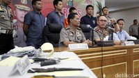 Kapolda Metro Jaya Irjen M Iriawan menunjukkan barang bukti mulai dari pistol, pisau, hingga kunci T.
