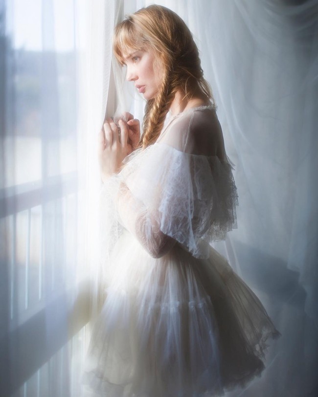 Selain menjadi aktris, Valentine Payen juga berkarier di belakang layar sebagai asisten sutradara. Foto: Instagram/valentinepayen