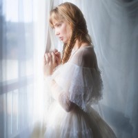 Selain menjadi aktris, Valentine Payen juga berkarier di belakang layar sebagai asisten sutradara. Foto: Instagram/valentinepayen