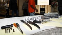 Selain pistol, polisi juga mengamankan barang bukti berupa obeng, pisau, dan kunci T.