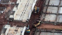 Dua unit ekskavator mengeruk tanah yang akan dibangun stasiun MRT Lebak Bulus.