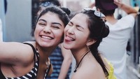 Pesinetron berusia 24 tahun itu tampak sangat cantik saat berpose bersama Jihane. (Dok. Instagram/jscmila)