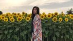 Kilauan Wulan Guritno di Antara Bunga Matahari