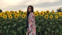Wulan Guritno terlihat fresh dan berpose di depan kamera. Dok. Instagram/wulanguritno