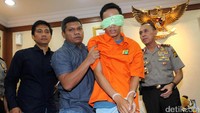 Polisi sempat menutup mata Sudirman salah satu pelaku yang terlibat dalam penembakan Italia tersebut.