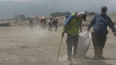 Foto: Bromo Lovers Bersihkan Sampah Usai Yadnya Kasada