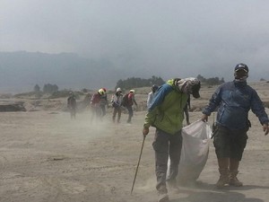 Pasca Yadnya Kasada, Bromo Lovers Bersihkan Sampah