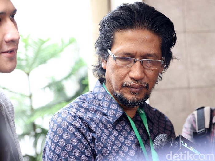 Adik dan ayah dari Ammar Zoni saat menjenguknya di Polres JakPus.